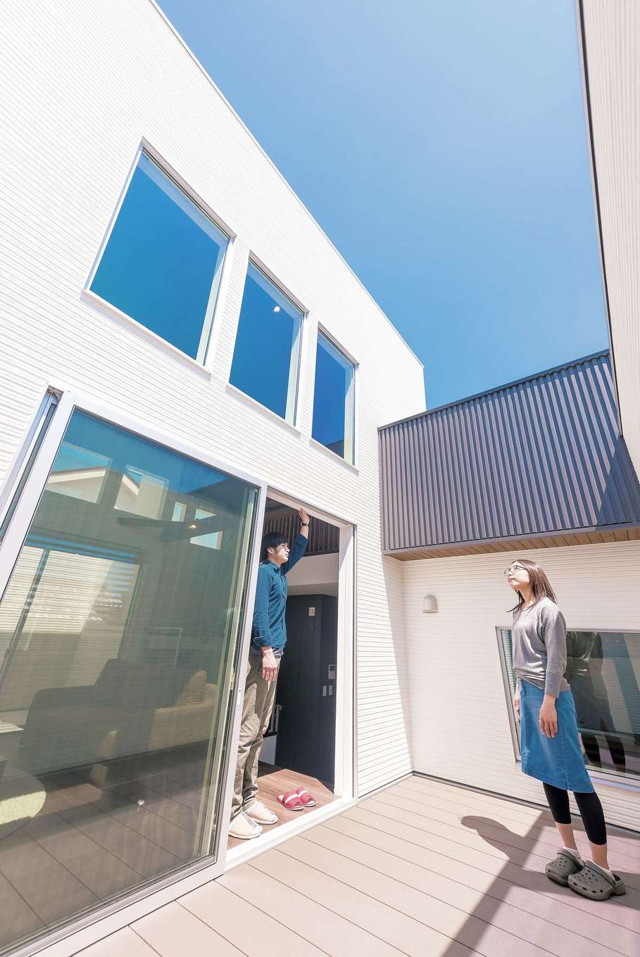 三和建設【デザイン住宅、間取り、スキップフロア】燦々と陽の光が降り注ぐ南側のテラス。通りに面した壁の開口部には格子を設けてあるので、周囲の視線も気にならないプライベート空間
