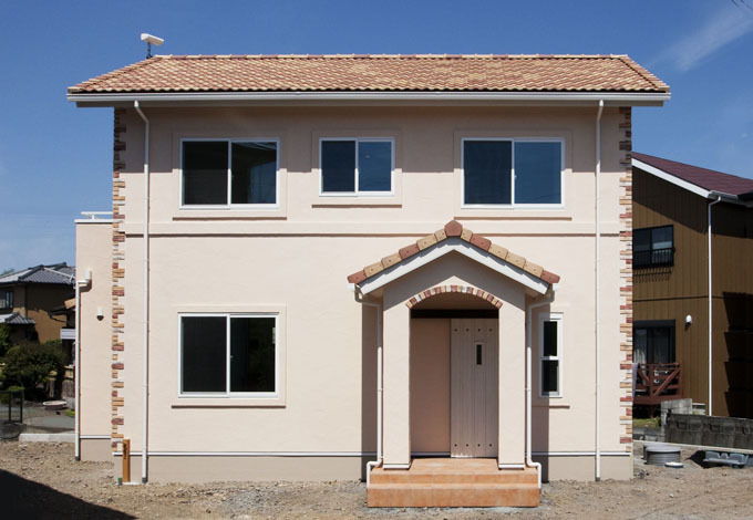 屋根付き玄関ポーチ、煉瓦とイタリア漆喰は相性抜群