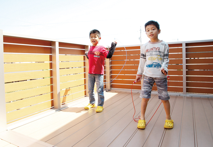 子どもたちが縄跳びしてもびくともしないルーフバルコニー