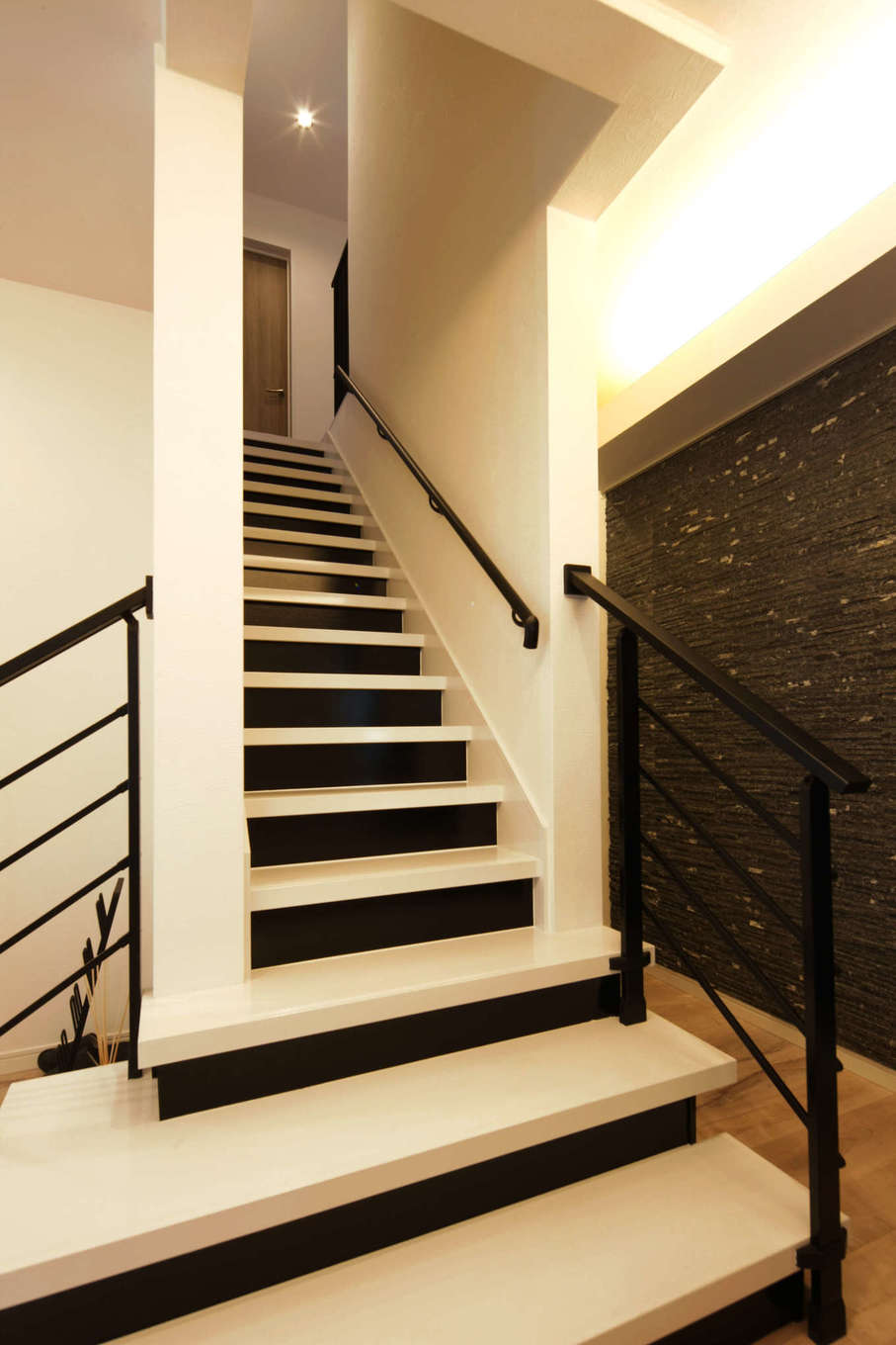 ハート住いる｜既存の階段に下2段だけ増設し、さらにアイアンの手すりもプラスして使いやすく。デザイン性もアップ！