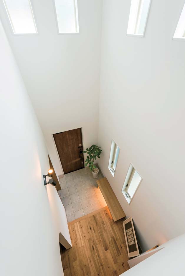 アトリエサクラ【子育て、間取り、ガレージ】思わず見上げて感嘆の声が漏れる、吹き抜けの玄関ホール。設計士からの提案で実現したエントランスは、「開放感が違う」とご主人も自慢の空間