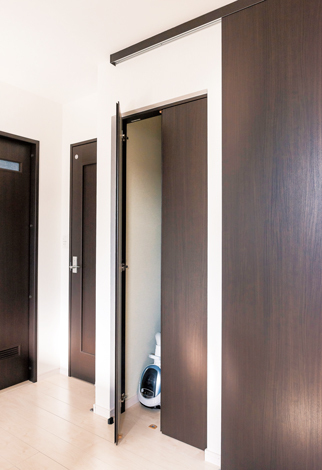 階段下は収納スペースとしてフル活用。シーズンオフの荷物や掃除道具などが全て収まる