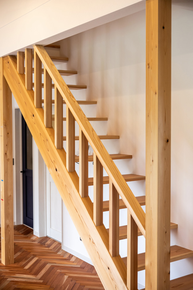 水田建設【デザイン住宅、省エネ、平屋】ロフトへとつながる木製のスケルトン階段