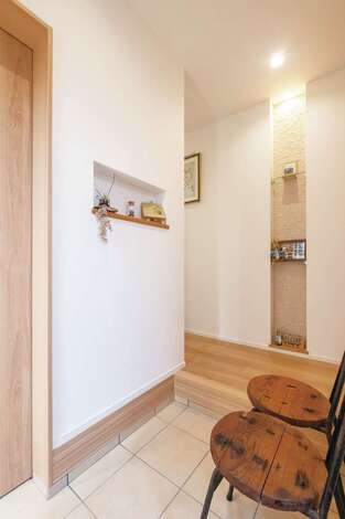 玄関には、消臭・調湿効果のある「エコカラット」を採用し、爽やかな空気をキープ