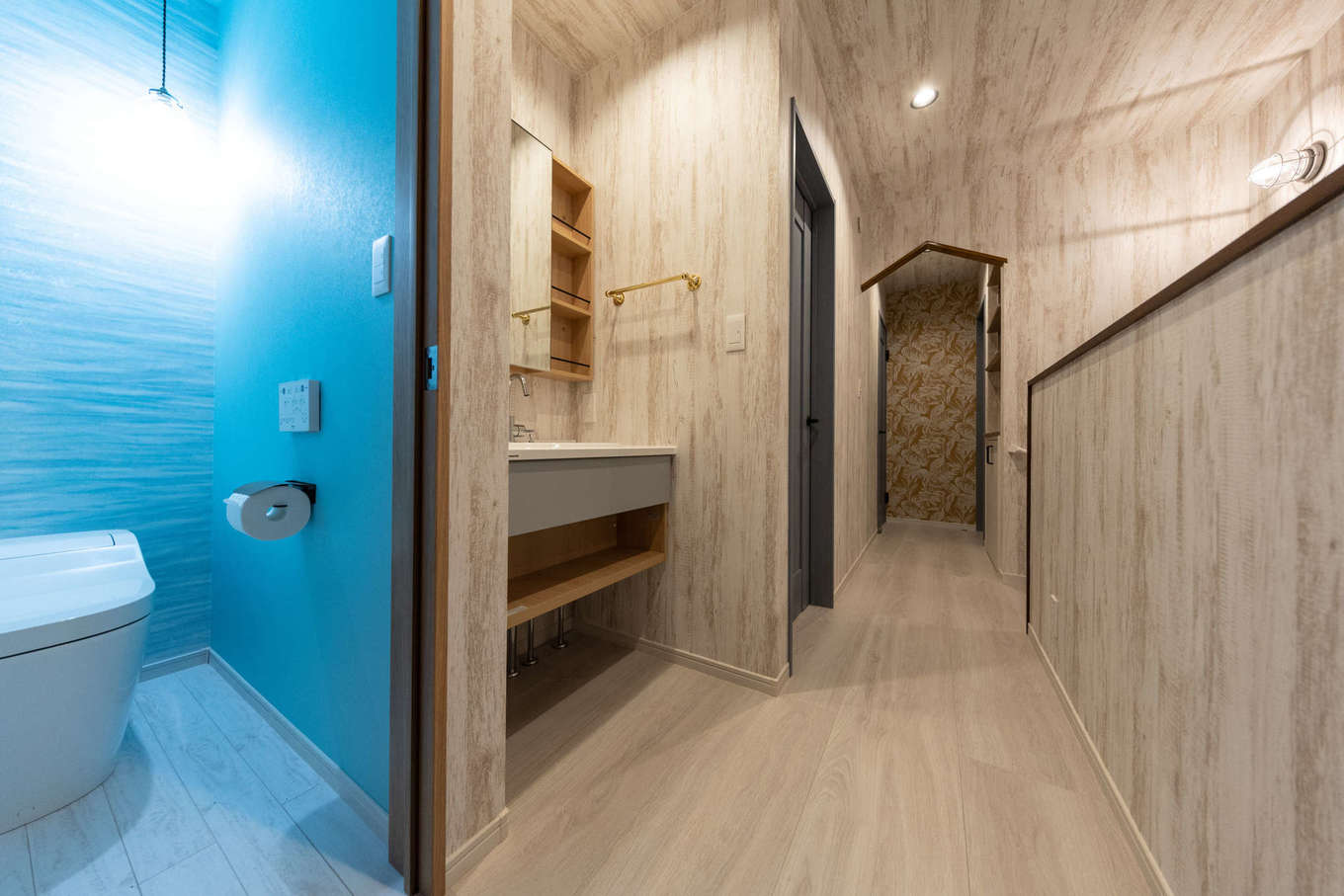 渡辺建設【デザイン住宅、収納力、省エネ】2階は1階とは打って変わって「海の家をイメージ。随所にブルーを採用し、子どもたちもワクワクする楽しい空間に仕上げた