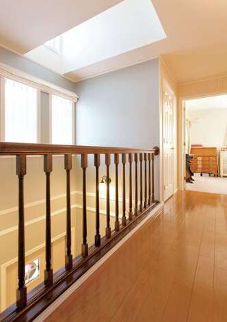 玄関上部の吹き抜け。ドーマーからの明かりが降りそそぐ