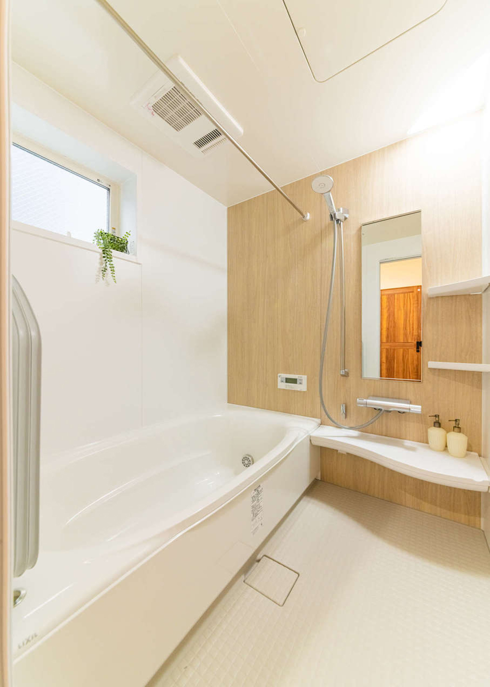 アーキテックス【1000万円台、デザイン住宅、収納力】ゆっくりと足を伸ばせて、リラックスできるバスルーム。浴室乾燥機付き