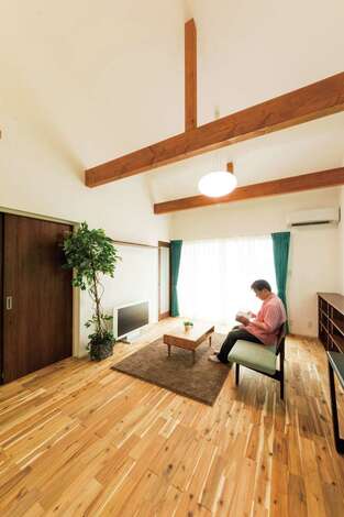 梁には無垢材を使用。２階がなく荷重がかからないから実現できた。木目が美しいからこそ、位置を低めにし、目に入るようにした