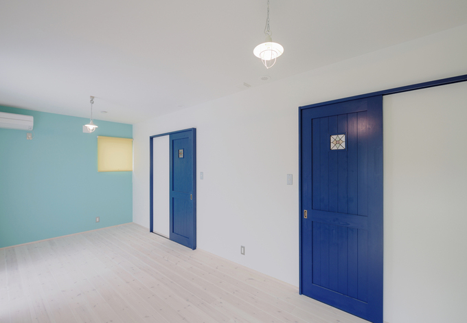 水色にペイントしたアクセントウォールがオシャレな子ども室。将来2部屋に仕切ることも可能