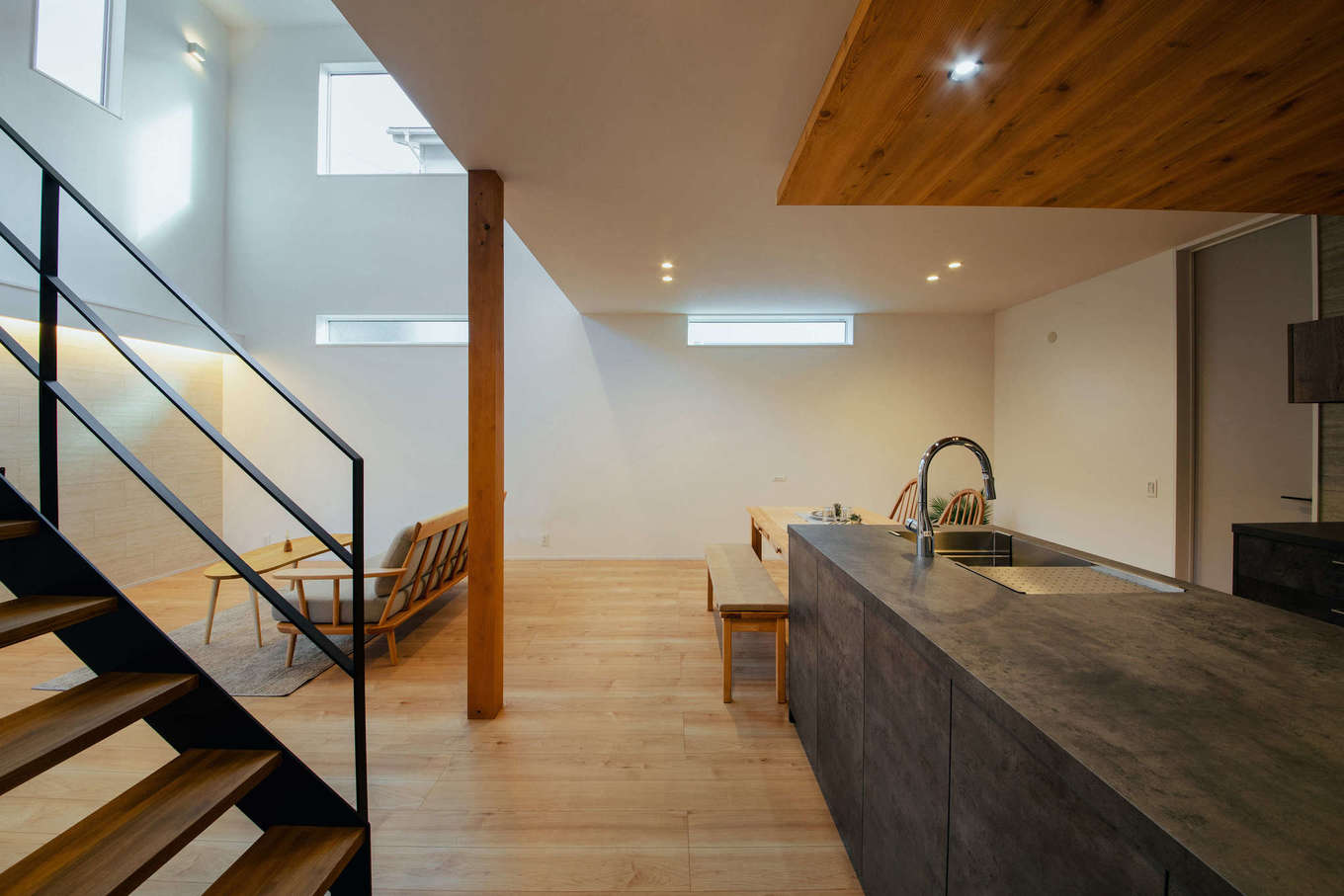 DAITOKU（大得工務店）【デザイン住宅、省エネ、間取り】奥さまお気に入りのキッチンに間接照明を持つ折り下げ天井を造作し、インテリアのポイントに