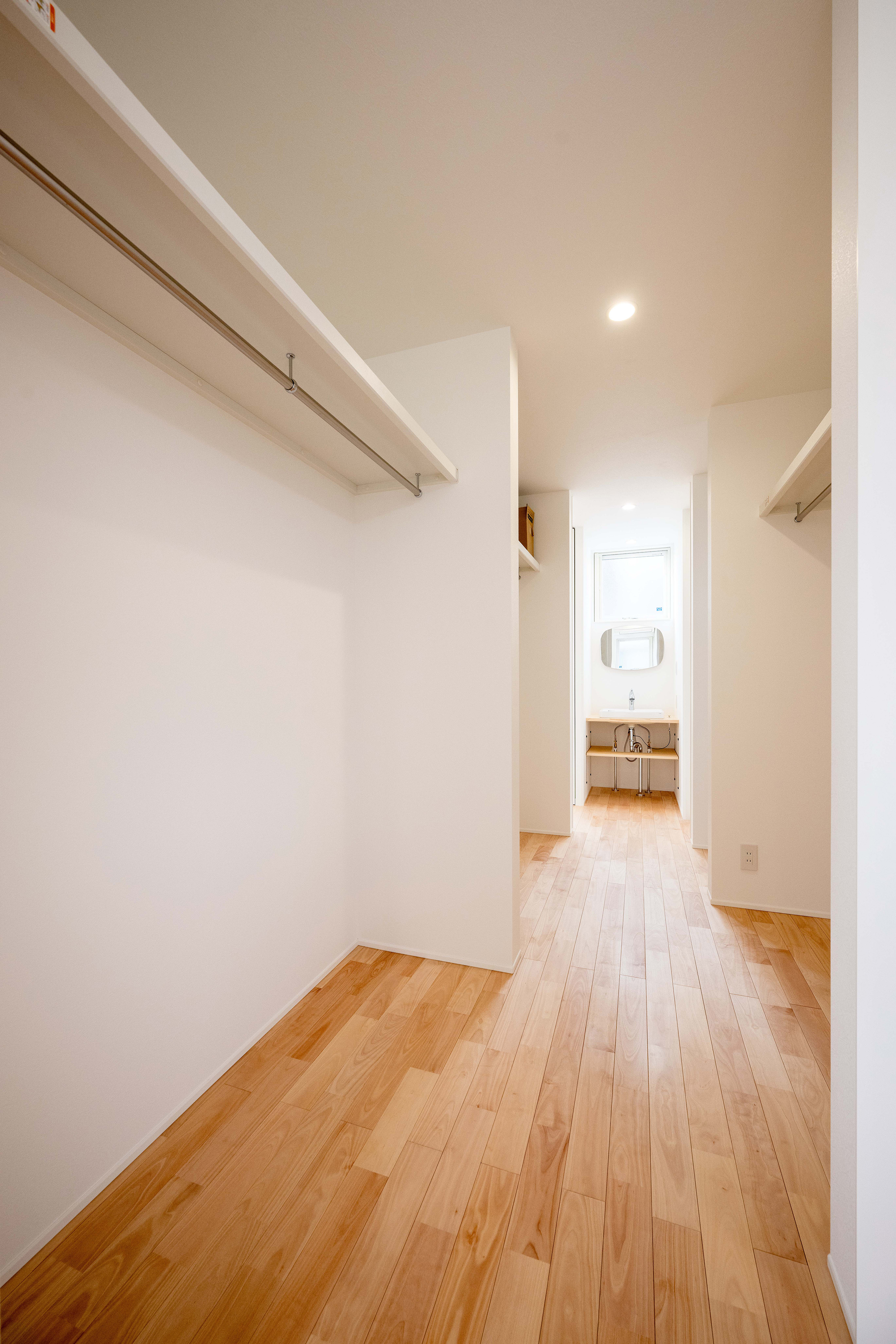 ハウスプラン（R＋house沼津・富士）【デザイン住宅、省エネ、建築家】ファミリークローゼットは生活動線上に配置