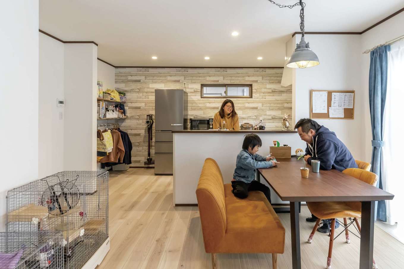 JUST LUCKY HOUSE（山田工務店）【デザイン住宅、間取り、ペット】家族と3匹のチンチラが快適に過ごすLDK。キッチン横のパントリーは、ご主人がDIYで製作した。冬になると、外気温が−5℃まで下がることもある寒い地域だが、高気密・高断熱性能により、少ないエネルギーで暖かい居住環境を実現する