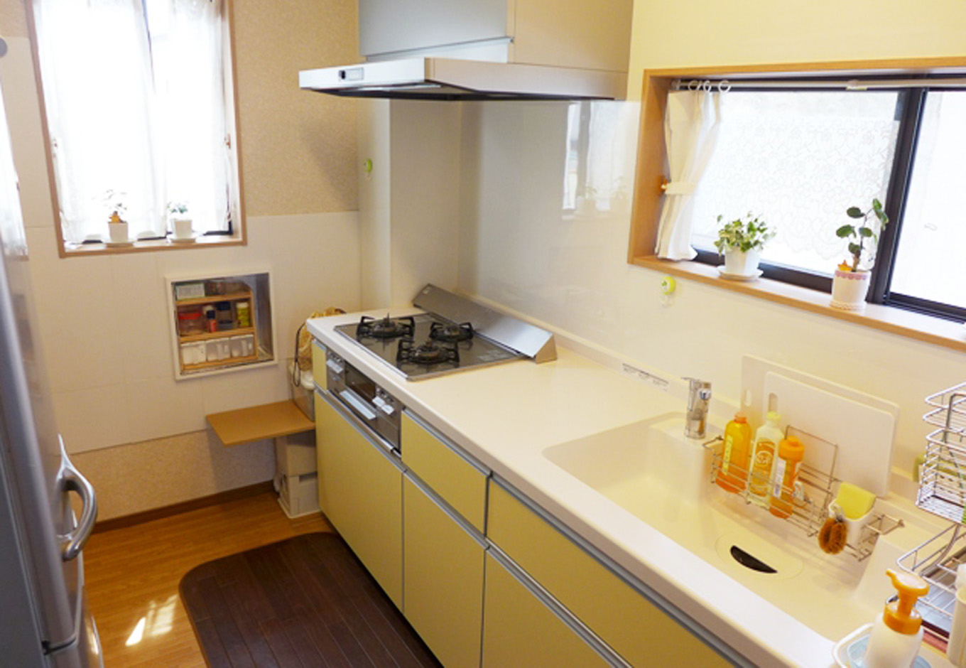 建築システム（狭小住宅専門店）【二世帯住宅、ペット、ガレージ】明るくカワイイ色のキッチン天板。シンクも人工大理石でお掃除も簡単で、２階のご両親が仕様している