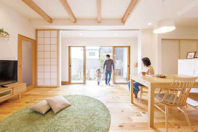 庭にはハナミズキやアオダモといった植物が植えられている。大きな開口部によって、内と外の出入りも快適