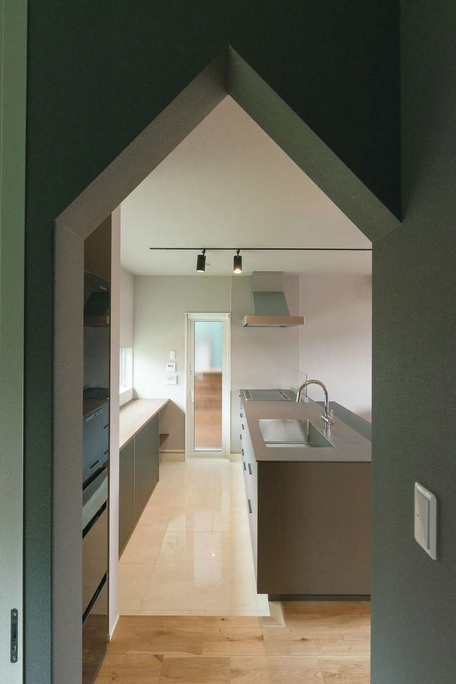 クラフトハウス【デザイン住宅、狭小住宅、建築家】キッチンと水回りを繋ぐのは小さなお家のような三角に切り取った壁