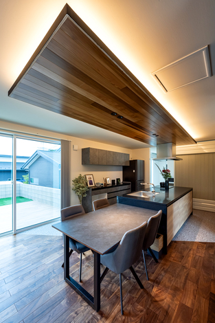 モダンなデザインのLDK。木目調の天井が温かみを演出し、大きな窓からはたっぷりと自然光が入り込む明るい空間。
