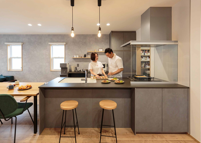 グレーのキッチンがLDKの主役