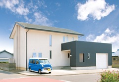 大きなひさしと火山灰の左官塗材を採用した外観は、月日が経って、いい具合に風合いが変化。のどかな周辺の環境にすっかり馴染んだ