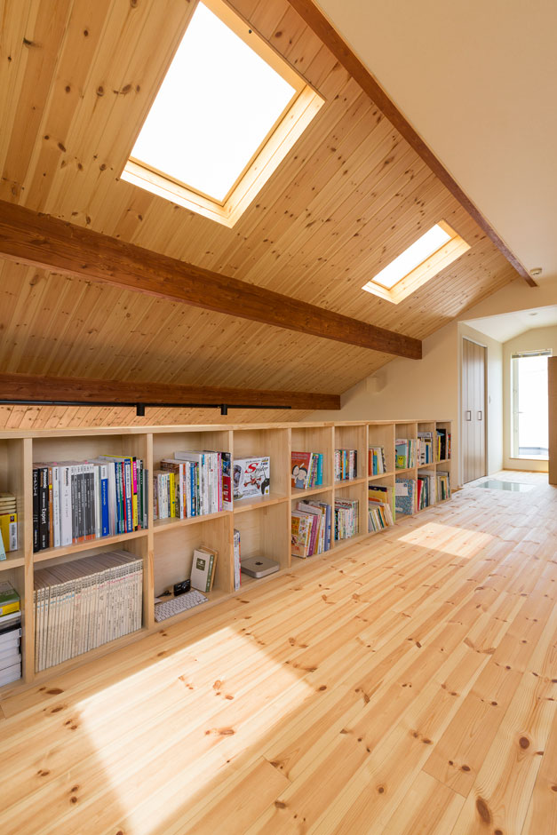 建築システム（狭小住宅専門店）【和風、夫婦で暮らす、平屋】2階ロフトスペースはフレキシブルに利用でき、天窓からの心地よい光が差し込む。本棚には、奥さまが以前保育のお仕事をされていた時の絵本が並べられお孫さんが遊びにきた際には重宝するだろう