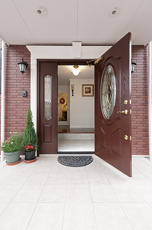 ハウテックス【輸入住宅、趣味、間取り】玄関入り口には輸入住宅に合う建具も揃う。ハウテックスでは豊富に用意。玄関入って右側には2.8畳のシューズクロックがひろがる。