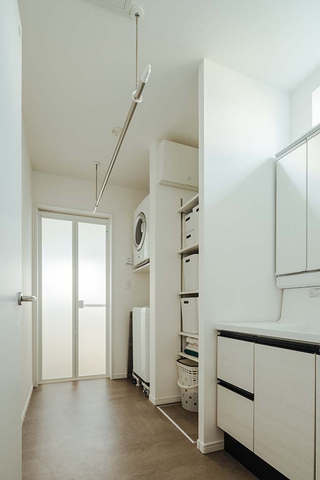 可動棚を採用し、所有していた収納ボックスがぴったり収まる空間をデザイン。洗う・干す・乾かす・畳むがしやすい動線計画も、奥さまのこだわり