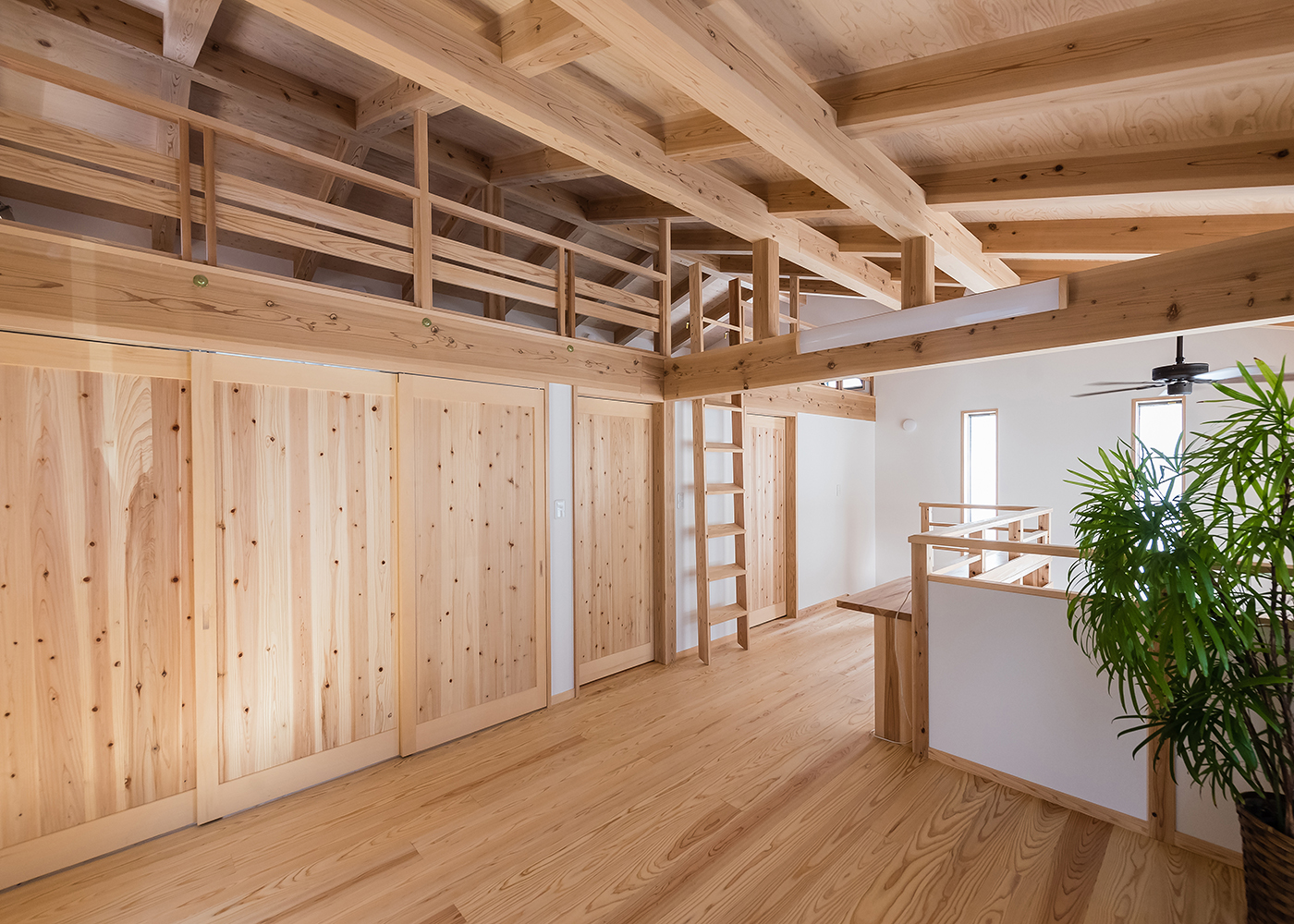 アクトホーム【収納力、自然素材、省エネ】木の温もりを感じる2階フリースペース