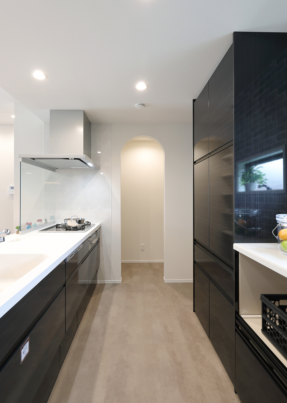 丸昇彦坂建設【デザイン住宅、和風、間取り】入り口がアーチになっているパントリーをキッチンの横に設置。収納がたっぷりとあり使い勝手抜群