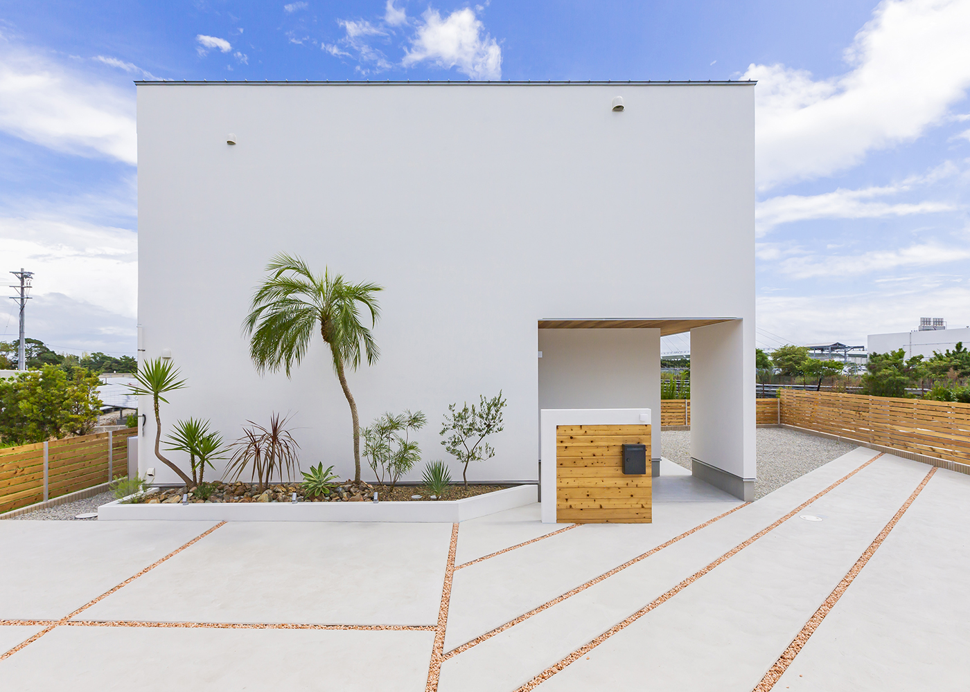 ARRCH アーチ【趣味、建築家、ガレージ】長めの旗竿地を建築家の手腕で有効に活かしたOさんの新居。周囲の景色や植栽の緑が映えるように、建物は白い箱型のデザインにしてシンプルに仕上げてある
