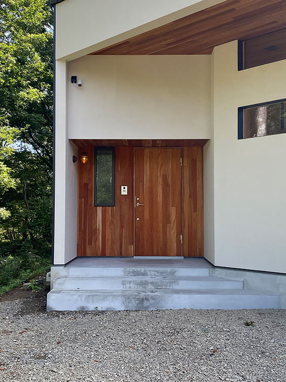 Techno Home Aizawa【デザイン住宅、自然素材、高級住宅】玄関にはスウェーデンドアを採用。多重構造により高い断熱性、遮音性、強度を実現