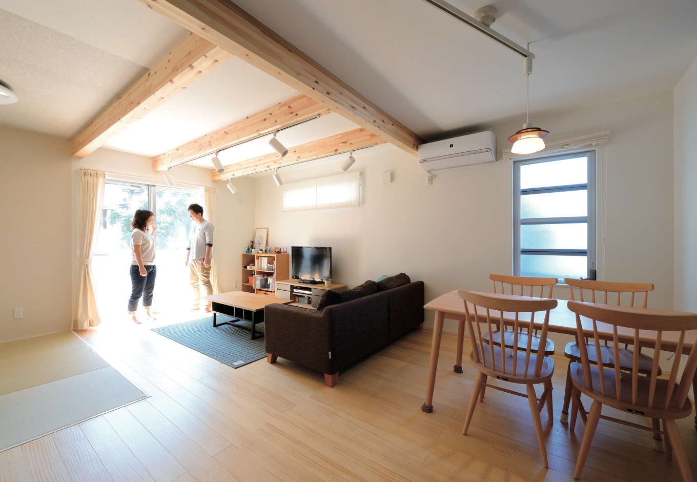 絆家（きずなや）【1000万円台、デザイン住宅、省エネ】随所にしつらえた採光窓からの光が、無垢材フローリングの床を 優しく照らすLDK