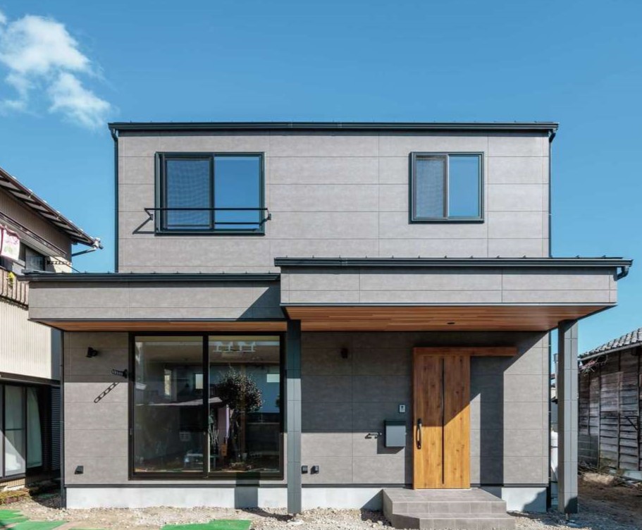 tact design firm【デザイン住宅、子育て、間取り】外壁はグレージュブルーのサイディングを採用。軒下のレッドシダーがアクセントに。リビングの大きな窓ガラスは反射フィルムを貼って外から中が見えないようになっている。部屋干しするのでベランダを設けず、すっきりとした外観デザインに仕上がった