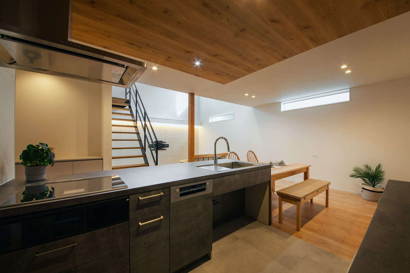 DAITOKU（大得工務店）【デザイン住宅、省エネ、間取り】GRAFTEKTのキッチンを採用。家具のような存在感と質感が奥さまのお気に入り。正面の壁に絵を飾って楽しめるよう、間接照明を設置した