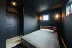 寝室は1階とは雰囲気をがらりと変えて、ダークカラーで統一