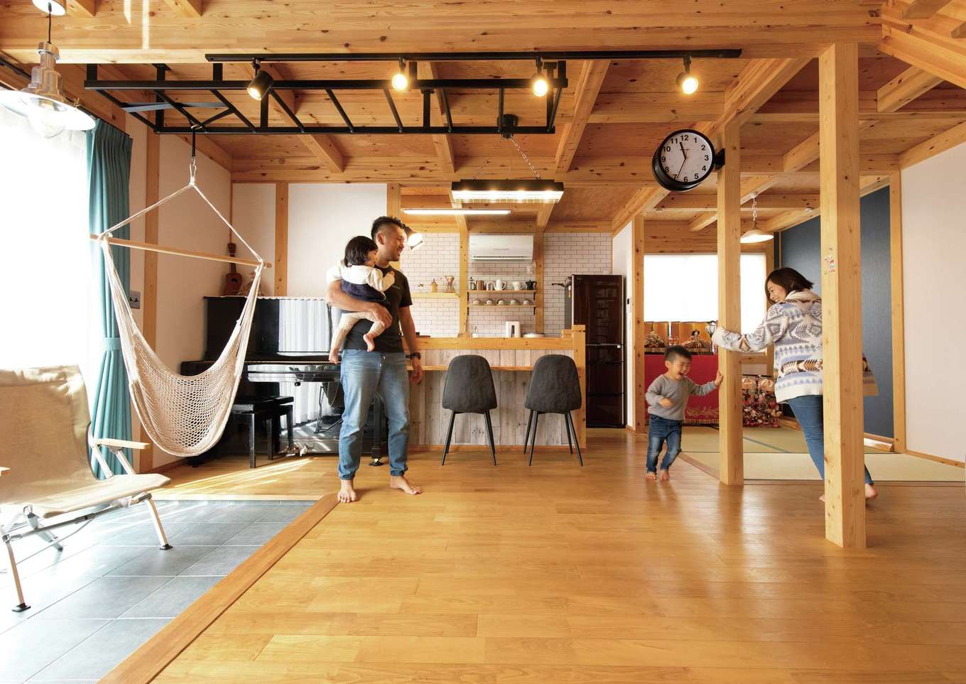 サイエンスホーム【子育て、趣味、自然素材】K夫妻が大切にするものがちりばめられているLDK。床は耐久性に優れるクリで、米ぬかを原料とする自然塗料で仕上げられている。畳スペースは節句人形を飾る場所にぴったり