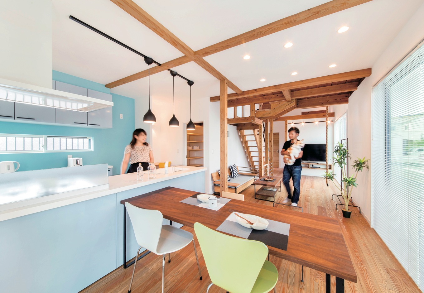 住たくeco工房【1000万円台、自然素材、平屋】外からは想像もできないほど開放感のあるLDKは24畳。南面の大きな窓からたっぷりの光と風を招き入れる。キッチンからは1階はもちろん、吹抜けを通して家全体の気配も感じられて安心