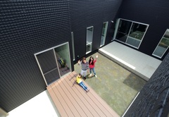 外からは見えない中庭はなんと約25畳もの広さ。光と風を室内に届けると同時に、ウォーターガーデンのせせらぎを聞きながら星空を楽しむことも