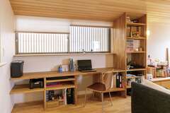 ダイニングの横に設けたカウンターは、ちょとした作業に便利