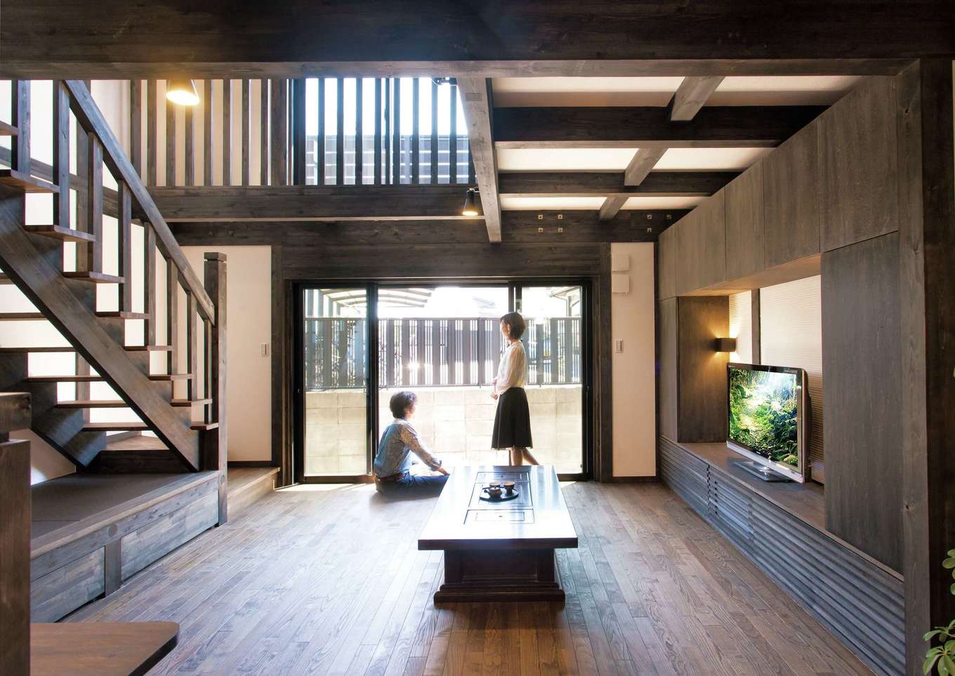 サイエンスホーム【1000万円台、趣味、自然素材】吹抜けから燦々と光が降り注ぐ約20畳のリビング。収納家具はすべて造作で、空間に統一感が生まれた