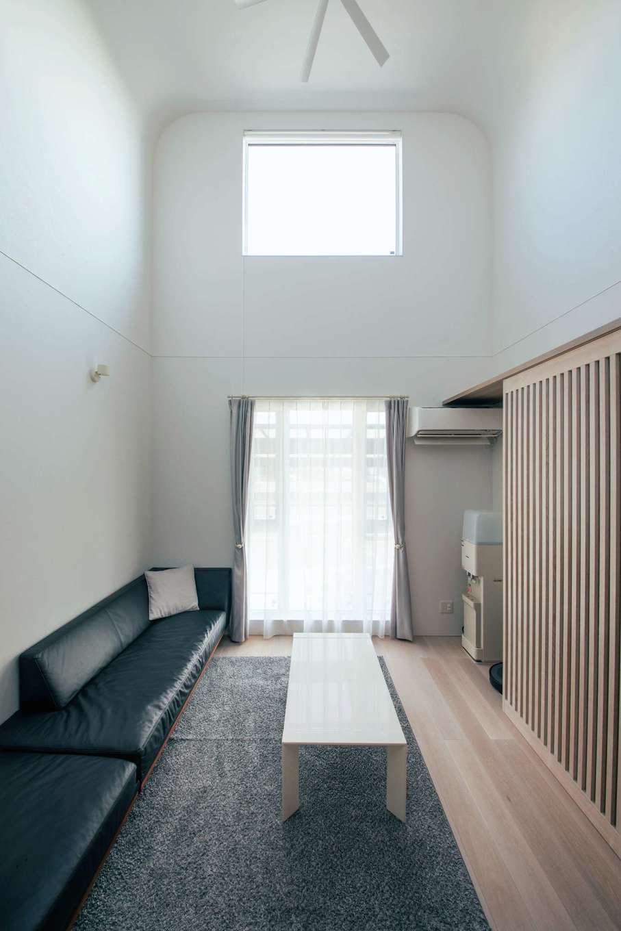 トーリンホーム【デザイン住宅、省エネ、建築家】開放感あふれる吹抜けのリビング。天井のRと大きなFIX窓がポイント