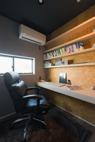 ご主人の書斎コーナー。沢山の本が収納できる作り付けの本棚で作業も捗る。
