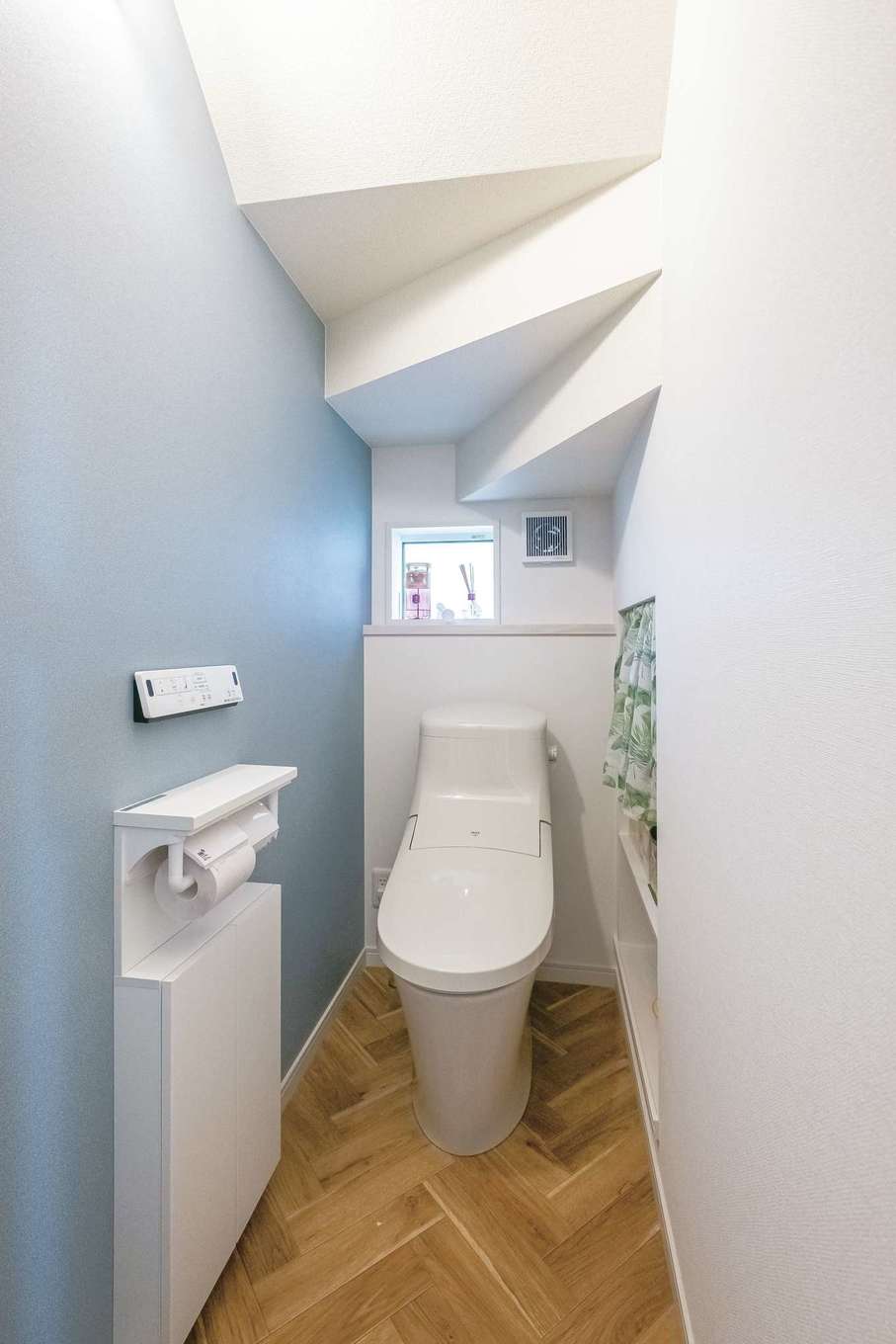 アフターホーム【1000万円台、デザイン住宅、子育て】トイレは階段下を上手に利用。広くスペースを取りたい場所、狭くてもいい場所と、メリハリのある賢いスペース使いによって、家族にとって暮らしやすい家に