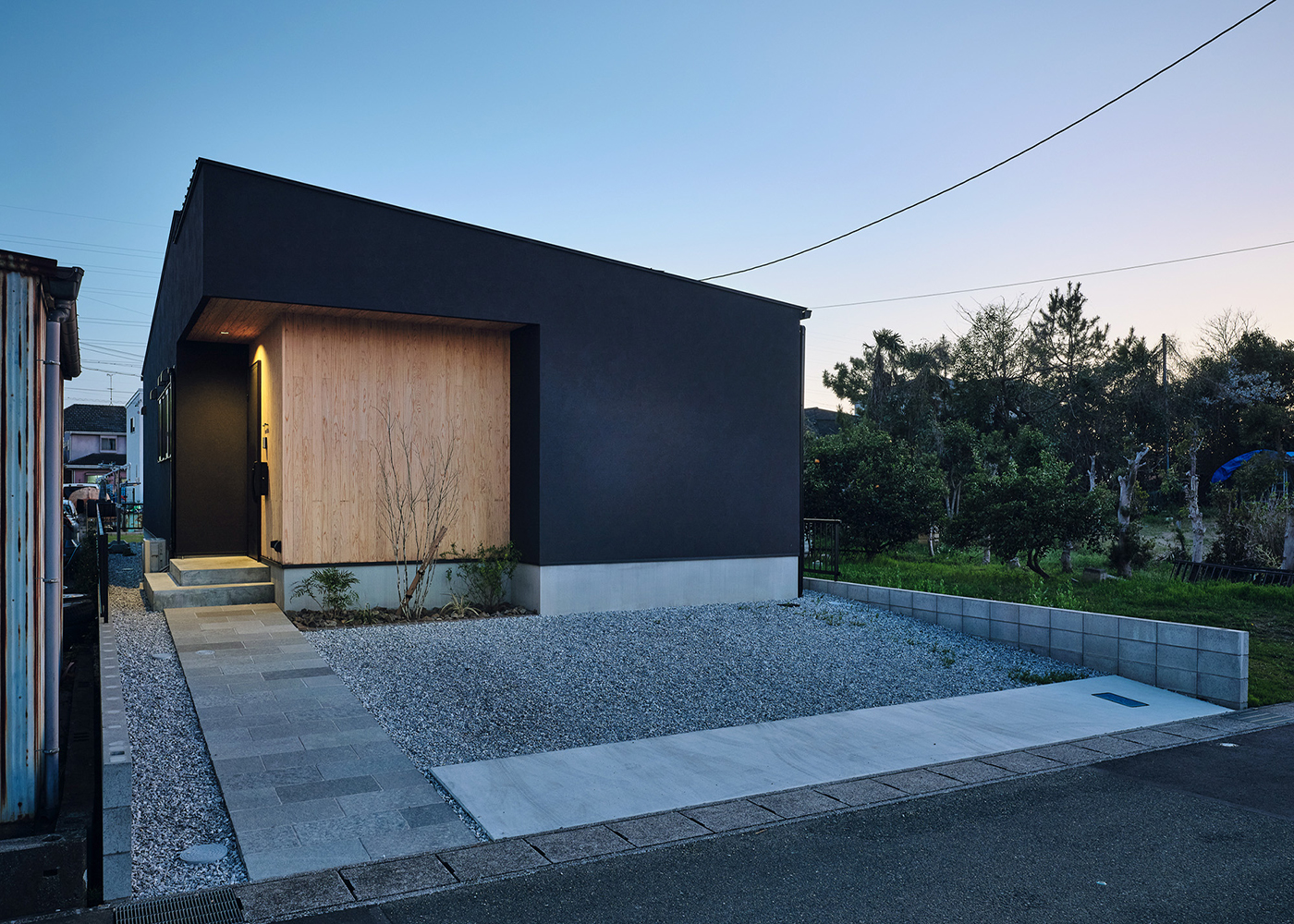 平屋建築ブルーハウス【デザイン住宅、間取り、平屋】建築家の個性とセンスが光る平屋のT邸。フォルムや外壁素材など、『ブルーハウス』のモデルハウスを参考にデザインされている。見る角度によって表情が変わる外観は、どこから見てもスタイリッシュだ