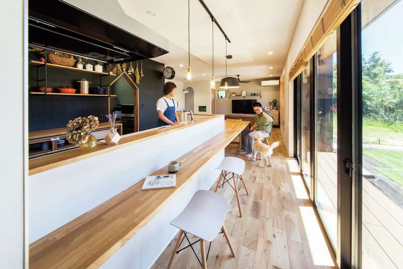 SEVEN HOUSE/セブンハウス【デザイン住宅、平屋、子育て】カフェやレストランのような洗練されたLDK。大きく開いた窓からは大量の光と爽やかな風が入り、とても居心地のいい空間になっている