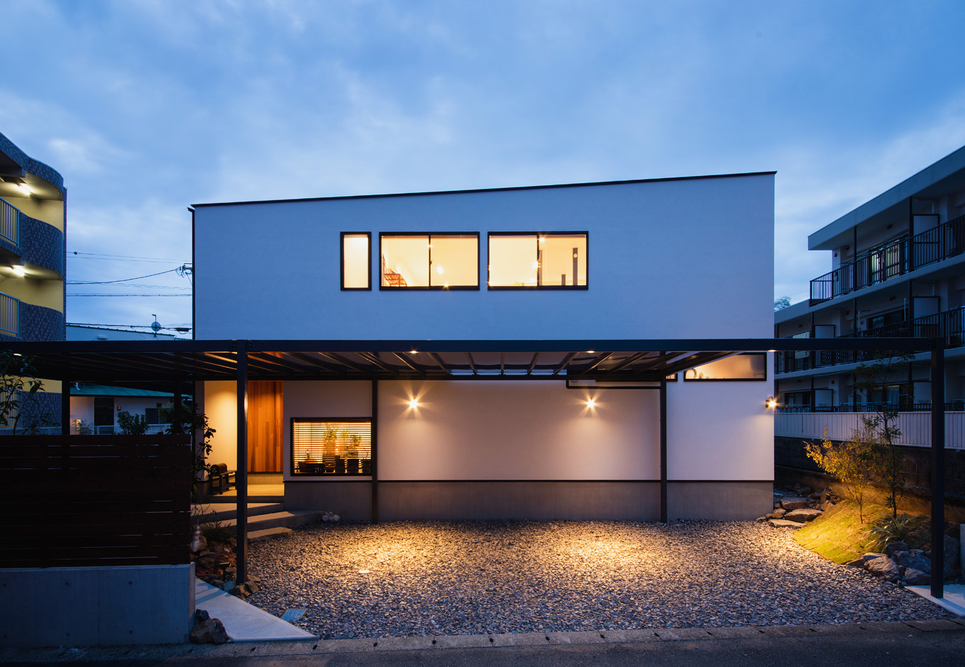 ハウスコネクト【デザイン住宅、収納力、建築家】緩やかな片流れの屋根を持つシンプルな外観は、風合い豊かな塗壁が映える。正面部分は窓の数を絞り、外部からの視線を遮るプライベート感あふれるデザインを採用した