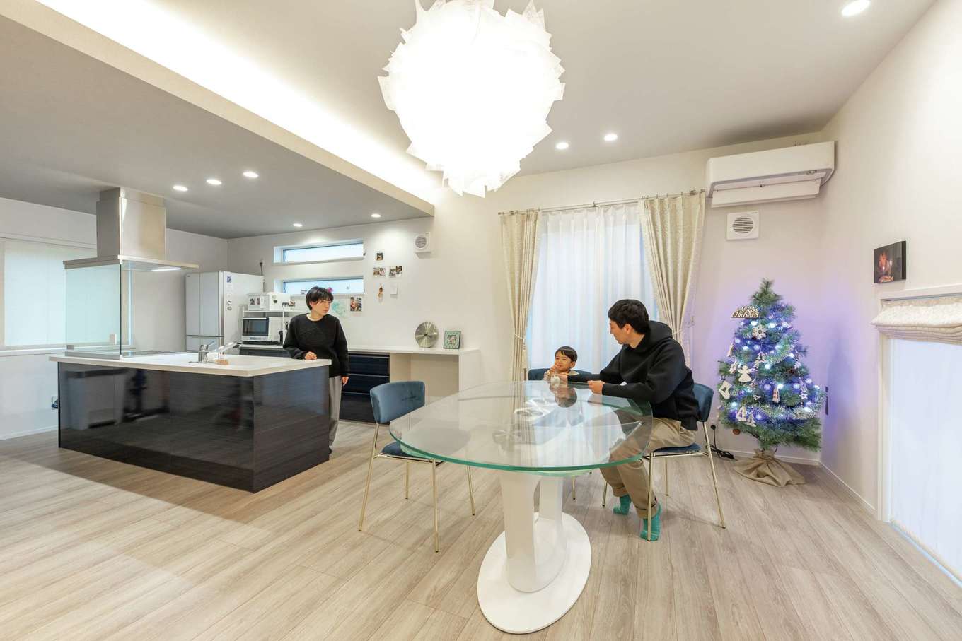 静鉄ホームズ【デザイン住宅、省エネ、間取り】シンプルで開放的なLDKは奥さまの希望通りの空間に。清潔感のある白を基調としたインテリアが、その広さをいっそう強調する。大きなアイランドキッチンは動線を遮らず、家事の時短も叶える