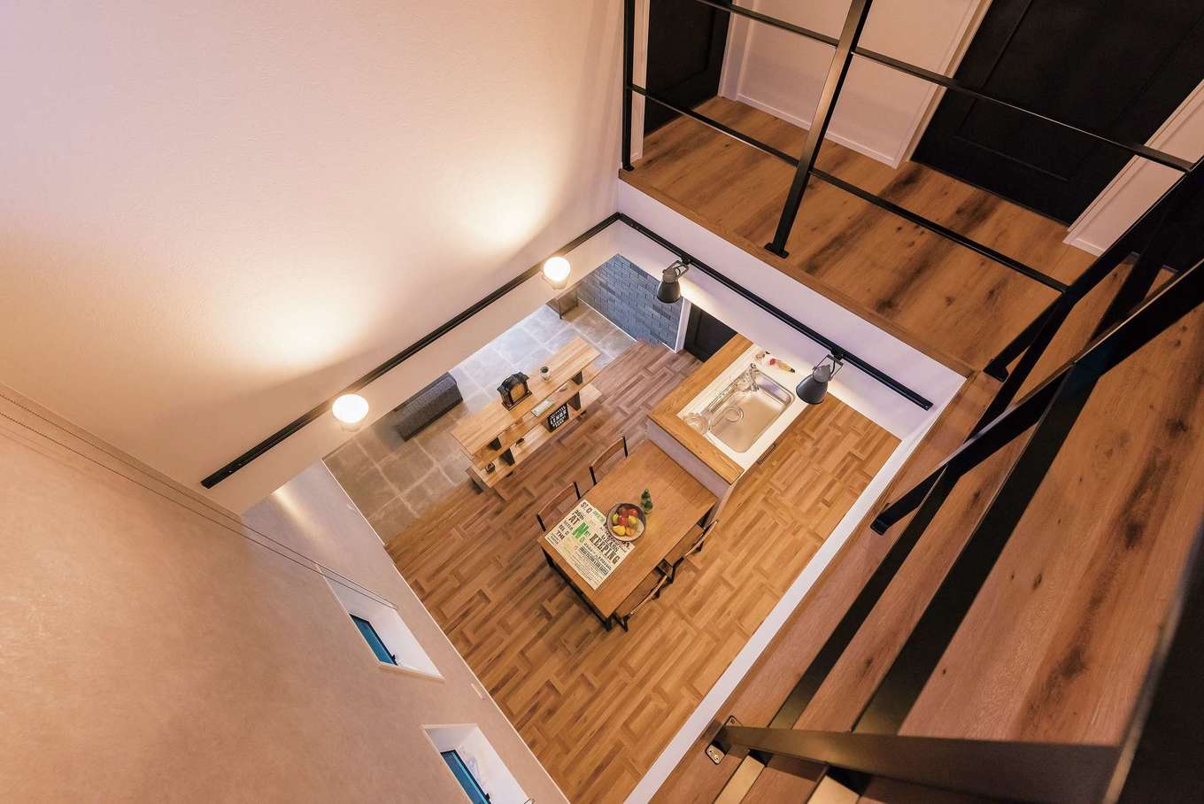 三和建設【省エネ、間取り、スキップフロア】ダイニングにはパーケットフローリングを採用。木材の濃淡が生み出す寄木模様がお洒落