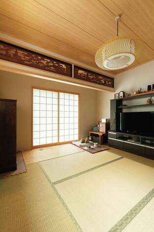 日当たり抜群の両親の和室。旧家の欄間を再利用し、趣ある空間に