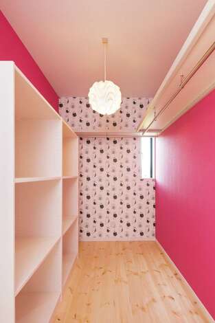 住まいるコーポレーション｜ウォークインクローゼットは奥さまの好きなピンクのクロスで北欧スタイルにコーディネート。「洋服選びがいっそう楽しくなりました」と奥さま