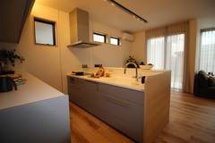 広々としたキッチン。モダンなデザインと機能性を兼ね備え、料理中も快適に過ごせる。作業スペースも十分に確保されている。