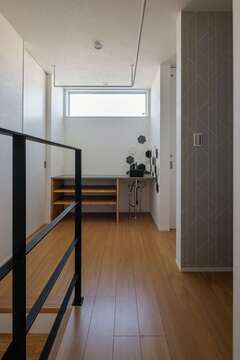 2階ホール。奥の家事コーナーは、奥さまがアイロンをしたり、部屋干ししたり、ユーティリティに使える空間